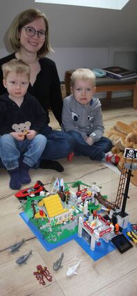 Ulrike Schmidt ist stolz auf ihre kreativen Männer. Mit Oskar (l.) und Theo präsentiert sie das Traumhaus aus Legosteinen, das in Papa Christians Büro entstanden ist. Die Familienmitglieder sind leidenschaftliche Fans der bunten Steine.