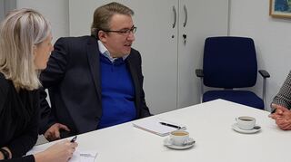 Sarina Kolb (r.) im Gespräch mit Chefredakteur Jürgen Gruler und Redaktionsleiterin Katja Bauroth.