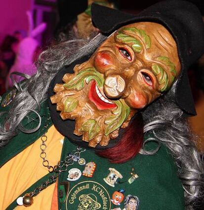 Eine aufwendig gestaltete Holzmaske vom KC Nussloch.