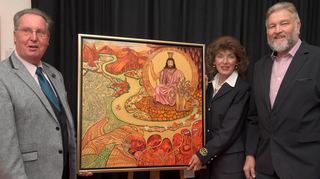 Die Malkunst von Julius Wein (r.) ist farbgewaltig und beeindruckt auch Wolfgang Treiber (l.) und Marianne Nagel-Treiber, die das Bild zusammen mit dem Künstler präsentieren.