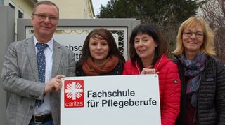 Schulleiter Wolfgang Grzemba (v. l.), die Kursleiterinnen Jasmin Münch und Sybille Schmid und Sekretärin Dorothee Preis freuen sich auf neue Aufgaben.