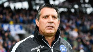 Das 0:2 am Samstag gegen Holstein Kiel war für Alois Schwartz die eine Niederlage zu viel. Der KSC warf den Mannheimer raus.