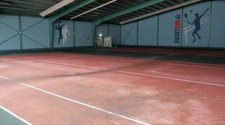In dieser Halle lebten zeitweise 250 Flüchtlinge, allesamt alleinstehende Männer. Der Sportboden ist völlig verschimmelt und verdreckt.