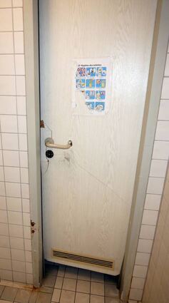 Die meisten Türen im Sanitärbereich sind zerbrochen und verbogen.
