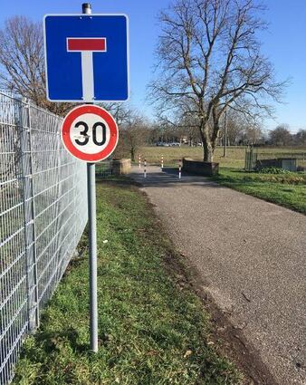 Nur 20 Meter bis zur Absperrung bei der Brücke – und dann ein Tempolimit?