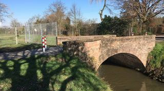 Seit gut einem halben Jahr verhindern rot-weiße Pfosten die Nutzung der alten Leim-bachbrücke für Autos. Doch Krafträder dürfen dort noch immer fahren.