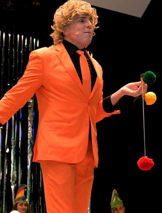 Ted Louis (Peter Karl) nennt sich „Halbholländer“ – da gehört die Farbe Orange natürlich dazu.