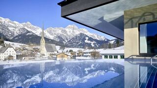 Einfach abtauchen: Nicht umsonst trägt der beheizte Außenwhirlpool auf dem Dach der „Hochkönigin“ den Namen „Meerblick“. Von hier aus genießen die Gäste ein herrliches Naturkino, sehen die Bergspitzen des Steinernen Meeres und schauen auf Maria Alm mit der Wallfahrtskirche.