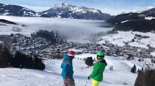 Der Blick auf Maria Alm von der Skipiste zwischen Natrunlift bei der FIS-Rennstrecke und der Natrunbahn. Die Natrunbahn führt zu modernen „Tom Almhütte“, die so auch für Nichtskifahrer prima mit wenigen Schritten zu erreichen ist.