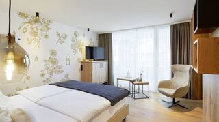 Eine Premium Suite: Wie alle Wohnräume besticht sie durch Großzügigkeit, natürliche Materialien und gemütlich-lässiges Flair. Ein Hingucker: die eigens designte Tapete.