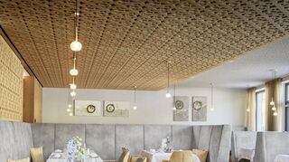 Das Restaurant „Sommerstein“ ist edel und schick eingerichtet. Schmückend an Wand und Decke sind die Holzornamente, die an ein altes Bauernmuster erinnern.