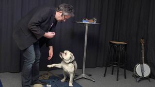 Uwe Kleibrink in seiner Rolle als Kurt Knabenschuh, der diesmal auf den Hund gekommen ist. In den Alten Bahnhof hat er Bulldogge Otiz mitgebracht und erzählt aus seinem Leben mit dem Vierbeiner.