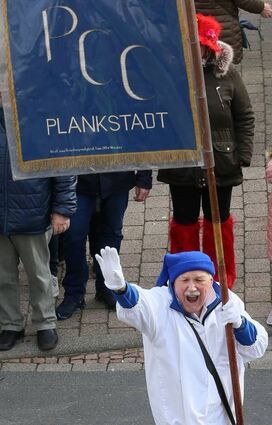 Der PCC-Ehrenvorsitzende Wolfgang Eichhorn schwenkt die Vereinsfahne.