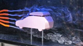Der Rauch im Experiment zeigt, wie windschnittig das Holzauto ist – dort, wo sich der Rauch verdichtet, muss das Modell noch optimiert werden.