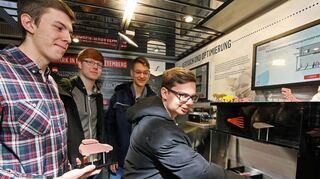 Die Elftklässler Julian, Jan, Jonas und Felix untersuchen im Truck das Strömungsver-halten von Automodellen.