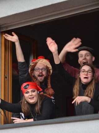 Ein fröhliches Hallo auf Augenhöhe: Über-all winken fröhliche Menschen.
