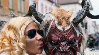 Engel küsst Gruselgestalt: An Fasnacht ist eben alles möglich.