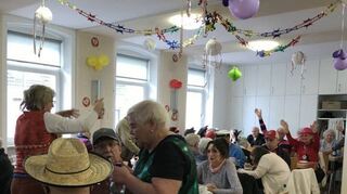 Auch bei der Awo wird zusammen gefeiert. Heide Spranz (Mitte) füllt die Gläser.