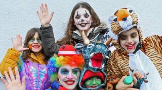 Clown, Tiger und Schmetterling: Aurora (v. l.), Sabrina, Ludovica, Alessio und Salvatore haben sich für den Umzug herausgeputzt.