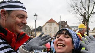 Elfriede Fackel-Kretz-Keller von der gemeinsamen Gruppe Sängerbund und Liederkranz ruft ein kräftiges „Ahoi!“.