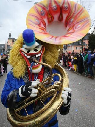Guggemusik von den „Neckarfurzern“ gibt’s sogar mit Clownsmaske.