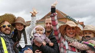 Spaß für Groß und Klein: Mit Strohhüten geht’s für die Familie ins bunte Treiben.