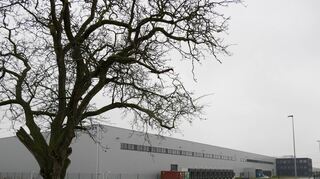 Das Logistiklager der „21sportsgroup“ im Gewerbegebiet Süd: Es ist entlang der Sachsenstraße bis Sommer 2018 errichtet worden – hier geht der Blick allerdings aus südlicher Richtung auf die Hallensegmente zwei und drei sowie den dunklen, quadratischen Verwaltungsanbau (r.).