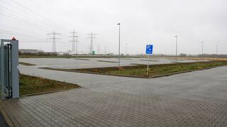 Der große Mitarbeiterparkplatz ist an einem Vormittag unter der Woche völlig verwaist. Das rund 30.000 Quadratmeter große und erst im Sommer 2018 eröffnete Logistiklager der „21sportsgroup“ im Gewerbegebiet Süd wird derzeit nur noch in kleinen Teilen und von anderen Firmen genutzt.
