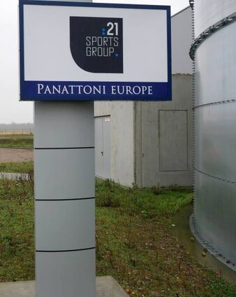 Ein Schild am Eingangstor weist auf die „21sportsgroup“ und den Projektentwick-ler Panattoni Europe hin, der das Objekt weiterverkauft hat.