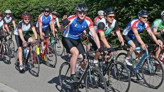 „Startschuss“ durch OB-Stellvertreter Fritz Rösch (r.): Die ASG-Radfahrer starten 2019 zur Tour nach Commercy.