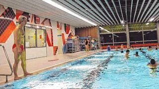 Nicht mehr selbstverständlich: Marc Hemberger (l.) bringt den Anfängern das Schwimmen bei.