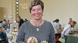 Daniela Pulwey widmet sich intensiv afrikanischen Tieren, die sie auf Eier malt. Sie war im vergangenen Jahr beim Ostereiermarkt zu Gast.