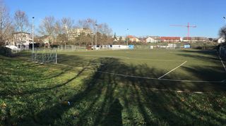 Auch wenn es seitens der Gemeindeverwaltung bereits eine Reduzierung der angedachten Bebauung auf dem Sportareal des Fußballvereins gibt, sieht die BI dies nach der dritten Sitzung des runden Tischs als nicht ausreichend an.
