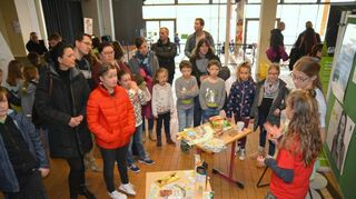 Wie die Realschule zur Fairtrade-Schule wird, trifft auf reges Interesse – die Schüler erklären, was sie vorhaben und wie das Vorhaben umgesetzt werden soll.