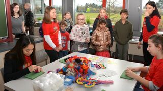 Eine Gruppe von Schülern schaut Aurora und Hannah zu, die Filzarbeiten anfertigen – auch diese Möglichkeit gibt es an der Realschule.