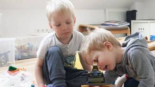 Mit Feuereifer bastelt Oskar am Modell. Theo schaut gebannt zu.