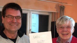 Frank Heyne (l.) freut sich über die Ehrung für 40-jährige Mitgliedschaft durch Michael Greten.