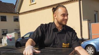 Christos Christodoulou lädt die Thermobox ins Auto – neuerdings wird das Essen des Restaurants „Odysseus“ ausgefahren.