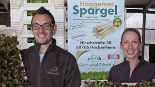 Tobias und Helene Schmitt vom Gemüsehof Schmitt im Siegelhain 6 hoffen auf den Kauf heimischer Produkte – wie Spargel und hier Salat.