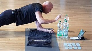 Vier gefüllte Wasserflaschen (1,5 Liter), ein Memoryspiel und – wer mag – einen Timer (auf dem Tablet oder dem Smartphone): Schon legt Personal Trainer Thomas Beck, sonst anzutreffen beim Pfitzenmeier Fitness & Wellness Resort in Schwetzingen, los mit seinem Power-Athletik-Training. Das Gehirn wird dabei gleich mit fitgehalten.