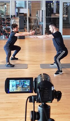 Emine Yildiz und Daniele Atzori aus dem Bensheimer Pfitzenmeier Resort zeigen vor der Kamera Übungen aus dem Power- und Athletikbereich, die jeder allein oder auch mit der gesamten Familie machen kann.