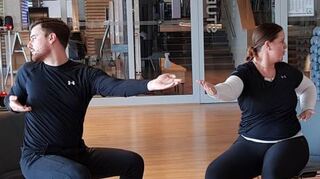 Lars Rettig und Nicola Zechmeister geben Anregungen gezielt für Senioren – die Bewegungen werden sitzend ausgeführt.