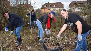 Helmut Wernz (v. l.), Siros Ahmadi, Inge Wintermantel und Abdullah Sharouk packen mit an und wollen auf den Grundstücken in der Wasserturmstraße einen Gemeinschaftsgarten anlegen.