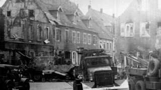 Erst 1946 wird das Sturmgeschütz in der Mannheimer Straße von einem US-Laster geräumt.