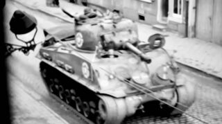 Dieses Foto zeigt einen amerikanischen Panzer 1945 in der Mannheimer Straße zwischen Hecker- und Werderstraße.