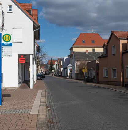Ein ganz normaler Dienstag in Corona-Zeiten: Eine der Hauptverkehrs-straßen in Weinböhla ist menschenleer.