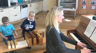 Luca (l.) und Christian aus der Notbetreuung singen gemeinsam mit der Lehrerin Christine Laqua das selbst gedichtete Coronalied zur Melodie von „Ode an die Freude“.