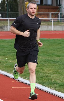 Dirk Oßwald absolviert hier ein Lauftraining im Schwetzinger Stadion.