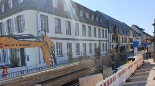 Die vordere Karlsruher Straße ist eine große Baustelle. Im Vordergrund sind die Spundwände für die Baugrube zu sehen.