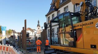 Das Bild zeigt die Baugrube. Im Untergrund gab es aus Backsteinen gemauerte Straßenabflüsse.